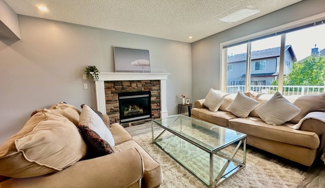Phoenix’s nest - 3BR 4 beds Calgary Home NW