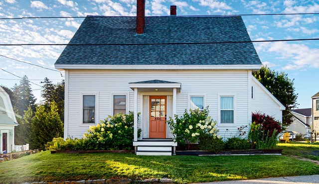 Picturesque cottage with full kitchen, sun room, private washer/dryer, & WiFi