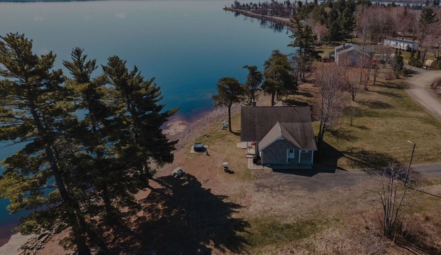 Picturesque Lakehouse ***Hot Tub***