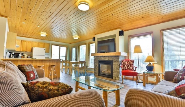 Pine Lodge/Updated/Top Floor/Hot Tub Access
