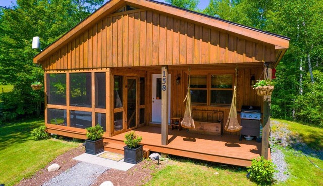 Pinecone Cottage Hot Tub & Projector at Falls Lake