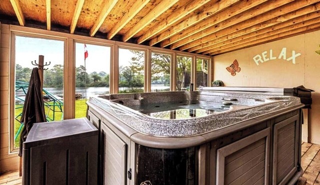 Pines Bay Waterfront cottage with Hot tub!