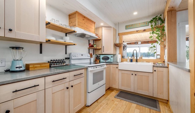 Pineview Cottage Escape - Year Round w/Hot Tub & Pet Friendly! in Youngs Point