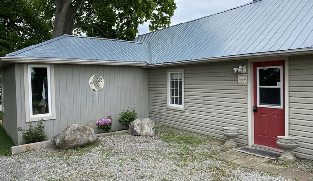 Pinot Noir cottage on the lake