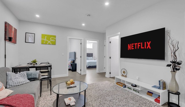 Pivate Family Friendly 2-Bedroom Suite near South Health Campus in Calgary