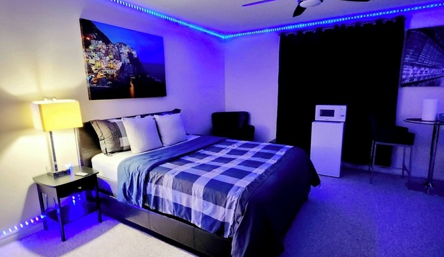 Platinum Staycation Suite- Private Ensuite Bedroom with free parking