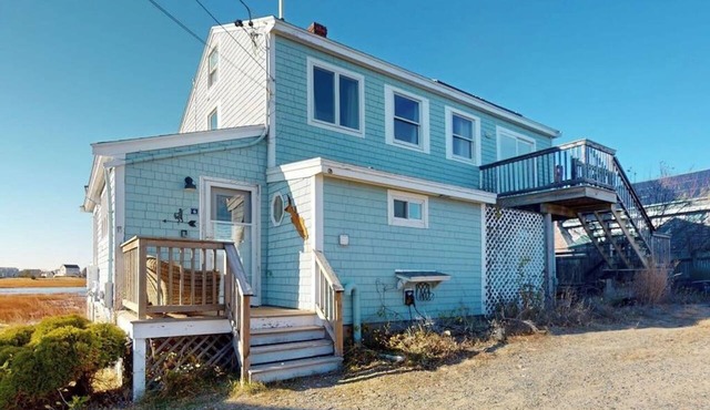 Plum Island Getaway: fishing, swimming, beachcombing or relaxing on the deck in Newbury