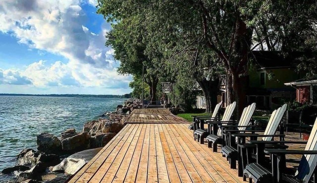 Point Pelee Water Access + Fire Pit | Sleeps 8