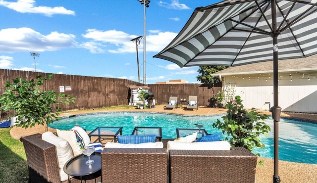 Pool PlayHouse: Firepit, Grill, Games & Sunlounger in Allen