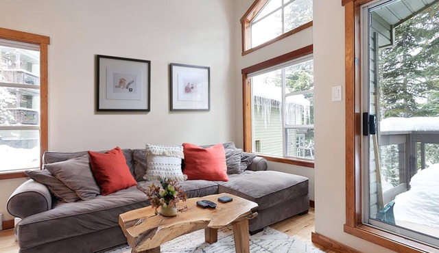 Powderview Nest. Cozy 1 bdrm retreat with cabin feel. Steps to Lifts. Wood fire.