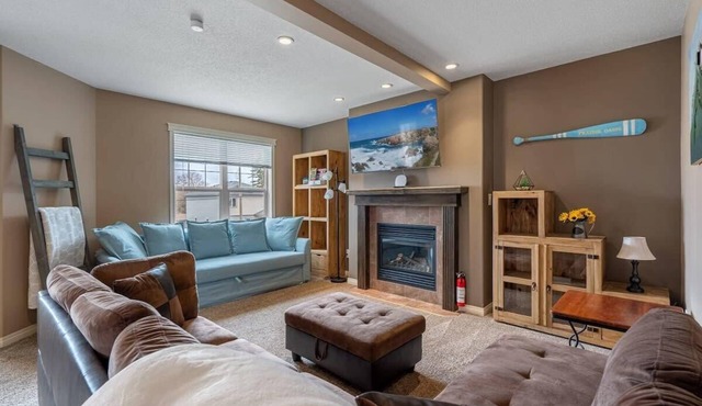 Prairie Oasis | Sleeps 16+ | BBQ, Fireplace & Loft!