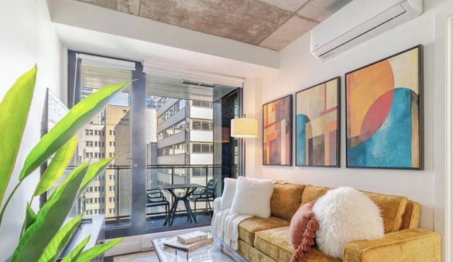 Premium Downtown Stay | Pools Gym Sauna & WiFi