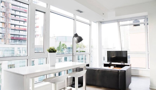 Prime 2BR Apt with Lovely Skyline Views and GYM