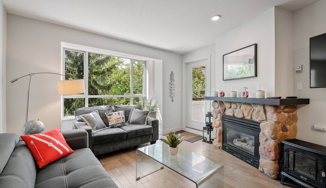 Prime Location in Whistler Village - Steps to Gondola - Sleeps 6