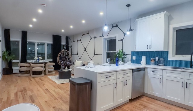 Pristine House, Sleep 21, Park 2 cars FREE, 20%OFF in East Newark