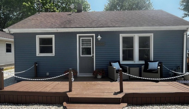 Pristine two bedroom cottage with everything you need. Minutes to beach!
