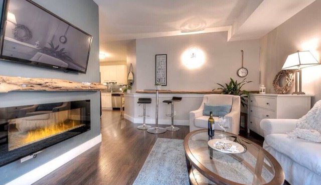 Private 1 Bed/1 Bath Suite in Cadboro Bay Area Close to UVic