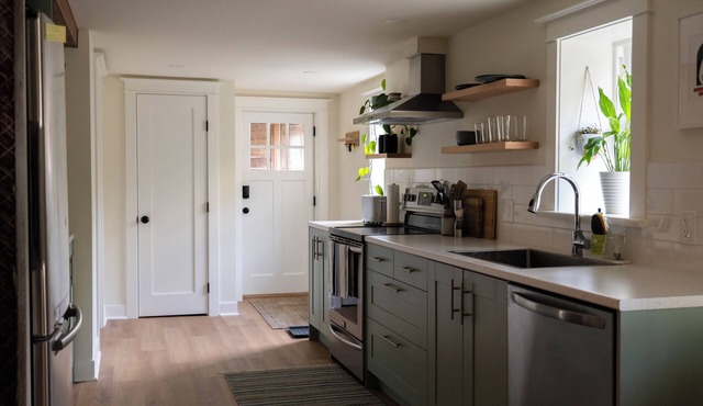 Private 1 Bedroom Suite in Fernwood Close to RJH