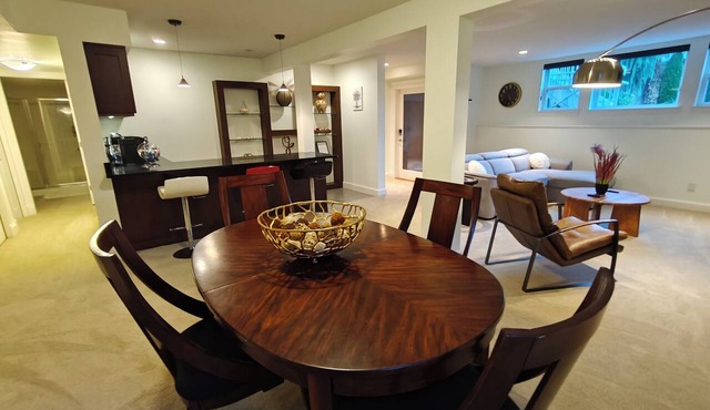 Private 1100 sq ft King Suite 4 Min to East Beach Sleeps 4