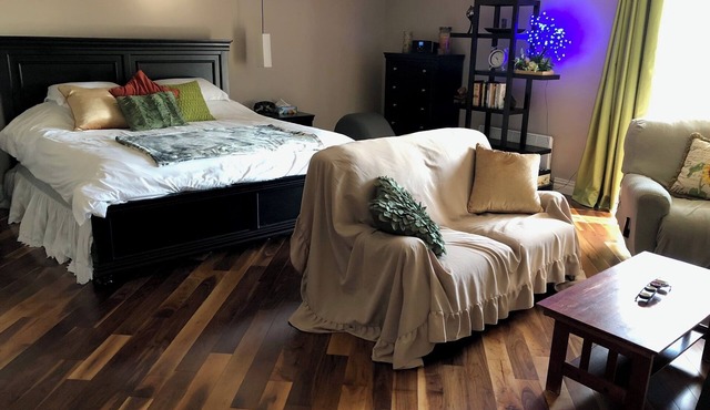 Private 2-Bedroom Bungalow with Hot Tub near Old Québec