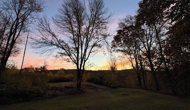 Private 2-bedroom cabin on 75 acres in quaint Royalston for a relaxing stay in Royalston