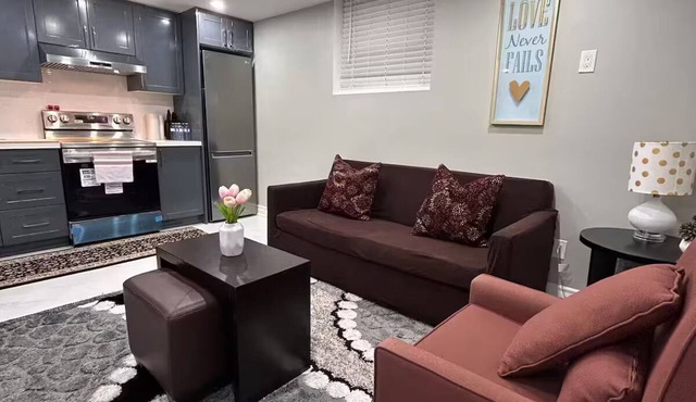 Private 3bedroom Unit, Private entry, 2 parking- pet/smoke free