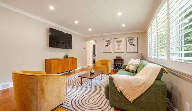 Private backyard retreat ✔️hot tub ✔️parking ✔️2 king beds ✔️family/pet friendly in Whitby