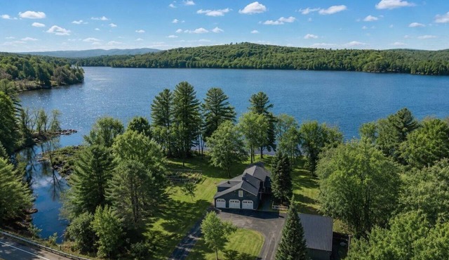 Private Beach! Kayak, Swim, Fish! Hot Tub, Sauna & Boat Dock. Year-Round Fun!