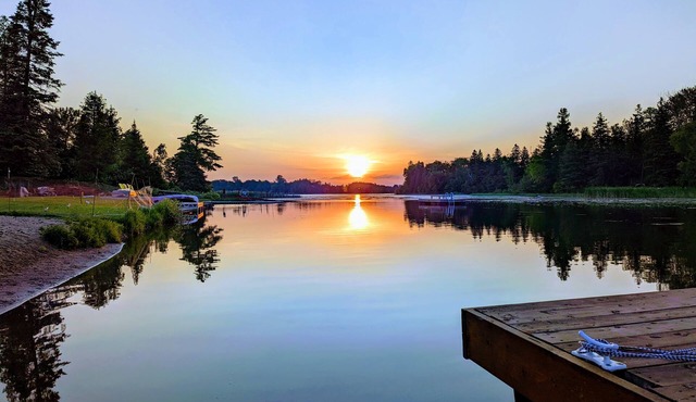 Private beach, kid-themed rooms, water toys, fishing, kayak, canoe.1.5hr frm GTA in Brechin