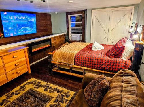 Private Cabin- Breakfast - Double Tub - 75in TV - SUP - Washer Dryer - BBQ in West Point