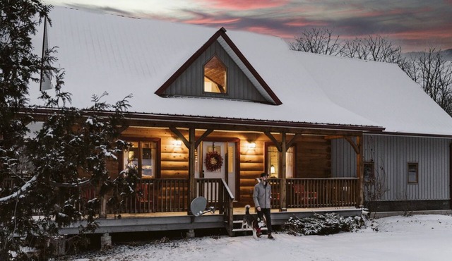 Private Cabin getaway, located on 16 acre property. (Pet Friendly!)