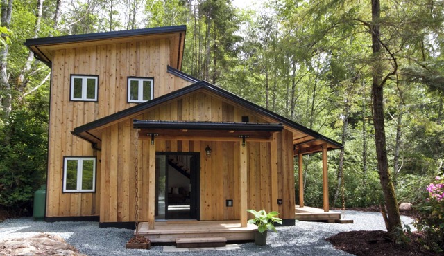 Private Cabin in Tofino with hot tub!