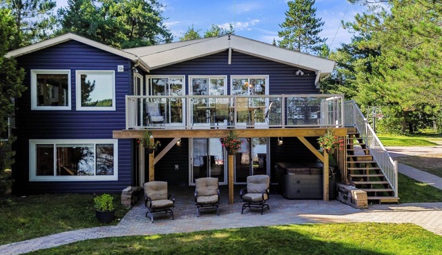 Private cottage that fits multiple families! Quiet lake, hot tub, sauna & beach