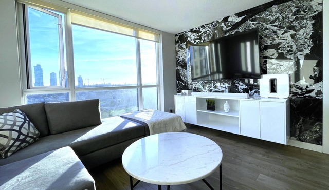 Private & Cozy City Central Suite w free parking/gym/and complete amenities