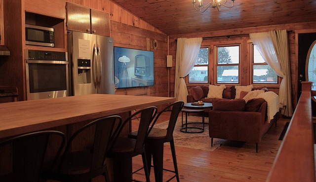 Private Cozy Cottage-Near Lake Dore, Bon Echo & Algonquin Park in Pembroke