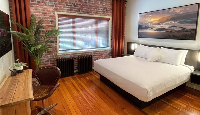 Private Downtown Living minutes away restaurants and waterfront!