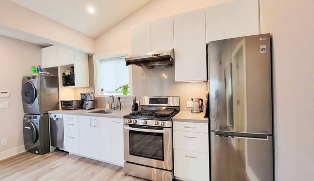 ☀Private Guest Home Filled w/Natural Light☀ Central Vancouver ☆ Kensington Park