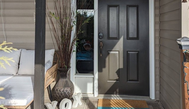 Private guest suite on Acreage between Gull Lake & Sylvan Lake- Bee themed room