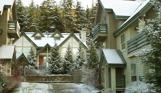 Private Hot Tub. Bring Your Dog! Spacious Ski-in Townhome close to Lost Lake.