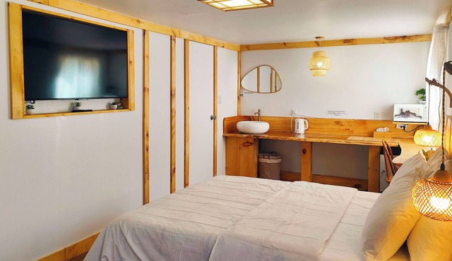 Private little Zen guestroom+ free parking