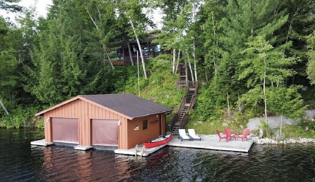 Private luxury cottage on the lake!