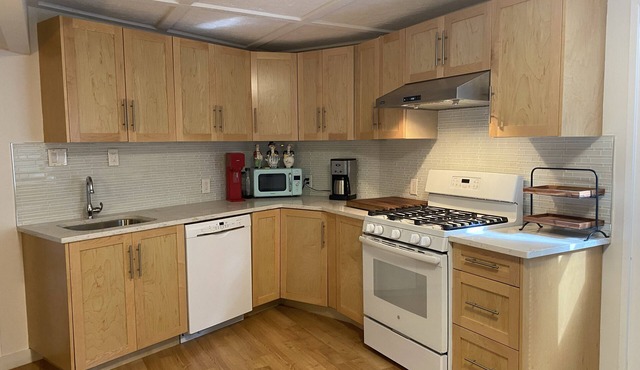 Private nature retreat, pet friendly and excellent location!