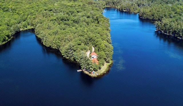 Private Parry Sound Waterfront Retreat with Sunroom, Gamesroom, Sauna, Hot Tub