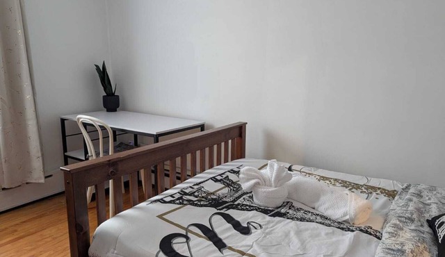 Private Room #1 - 5 min away - University - Fast WiFi