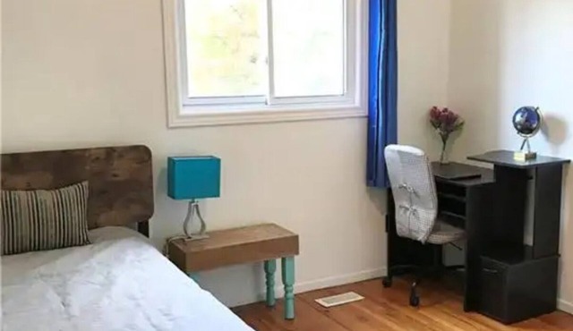 Private room upstairs close to bus stop in North bay