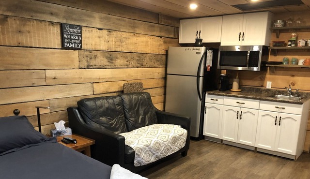 Private Rustic Country Bunkie - relax and unwind