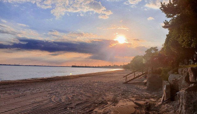 Private sand beach. Lakefront. Spacious LongBeachCottages.com – Cottage #3 in Wainfleet