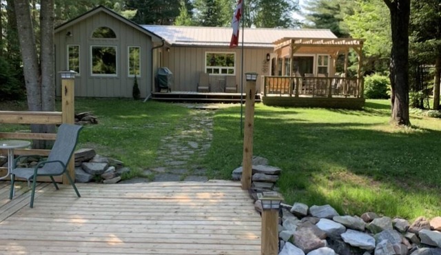 Private Waterfront Cottage, Rivermist Retreat