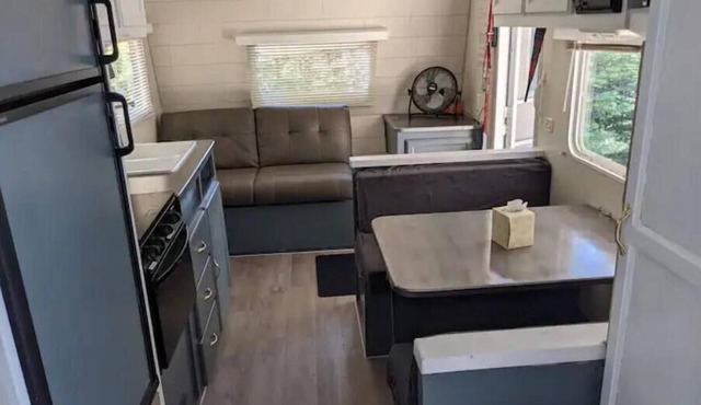 Private waterfront bunkie cabin + RV trailer in Kearney