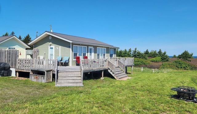 Private waterfront cottage with beautiful ocean views